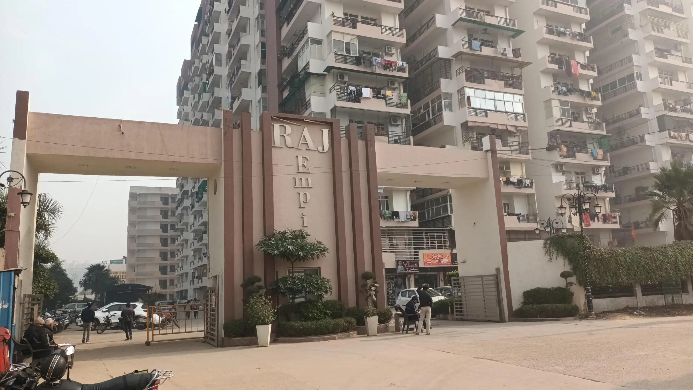 2BHK available for rent in Raj Empire